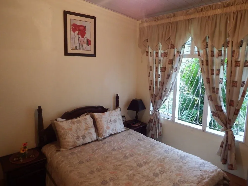 Samise Villa Bed And Breakfast Belmont 2*,